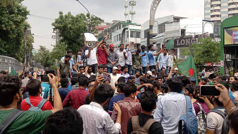 Anti-quota protesters block the Science Laboratory intersection in Dhaka on 7 July 2024, demanding the abolition of the quota system in government jobs.